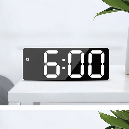 Wandmontierte digitale Wanduhr mit Fernbedienung