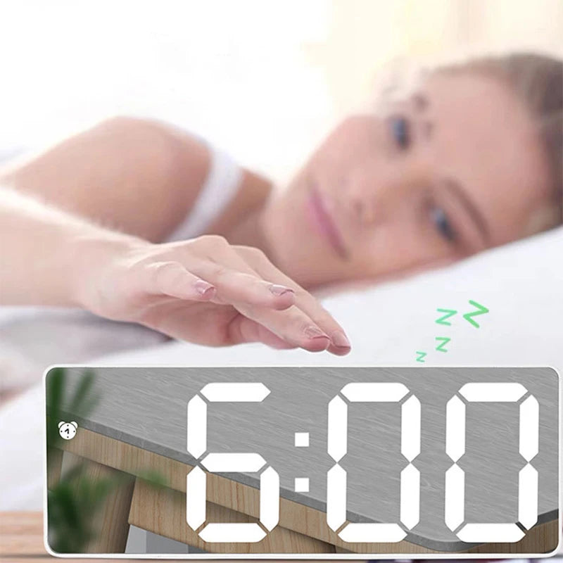Wandmontierte digitale Wanduhr mit Fernbedienung